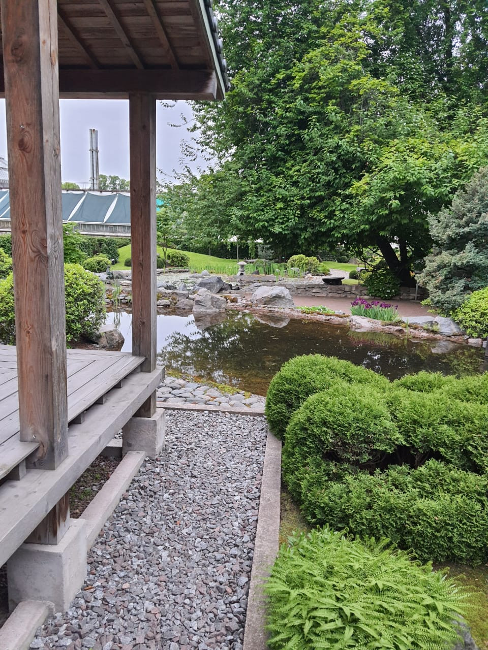 Декоративный фонтан в японском стиле в Ботаническом саду Петербурга