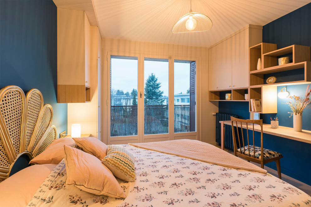 Exemple d'une petite chambre parentale scandinave avec un mur bleu, parquet clair et aucune cheminée.