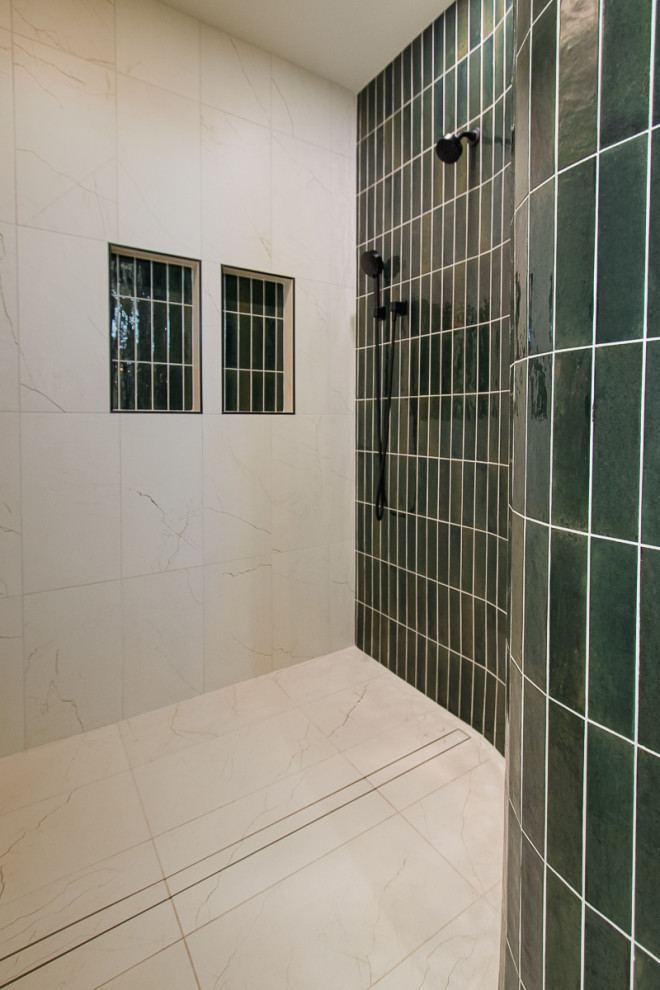 Foto di una stanza da bagno minimal con doccia a filo pavimento, pavimento in gres porcellanato, pavimento bianco, doccia aperta e nicchia
