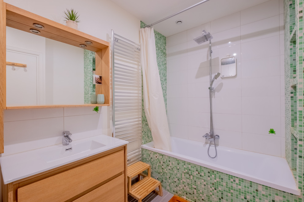 Réalisation d'une salle d'eau bohème de taille moyenne avec une baignoire encastrée, une douche double, un carrelage vert, un carrelage en pâte de verre, un plan vasque, du carrelage bicolore et meuble simple vasque.