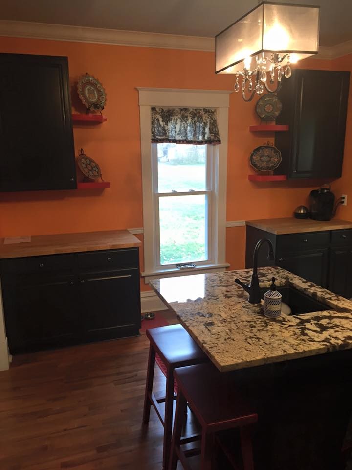 Kitchen - transitional kitchen idea in Chicago