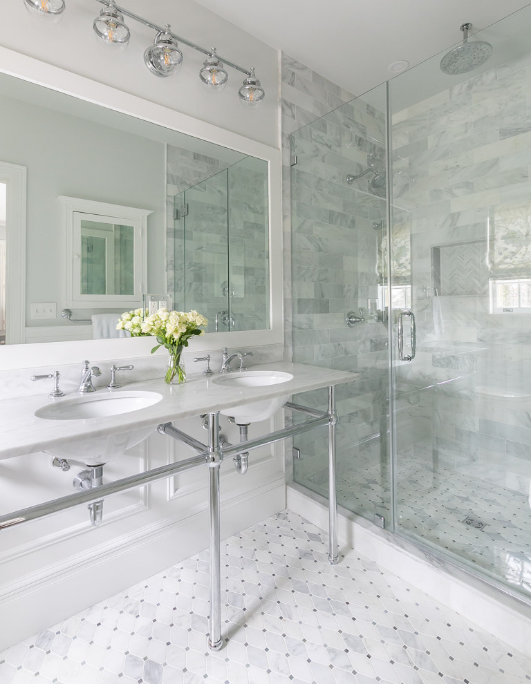 Idéer för vintage vitt badrum, med vita skåp, en öppen dusch, en toalettstol med separat cisternkåpa, vit kakel, marmorkakel, vita väggar, marmorgolv, ett piedestal handfat, marmorbänkskiva, vitt golv och dusch med gångjärnsdörr