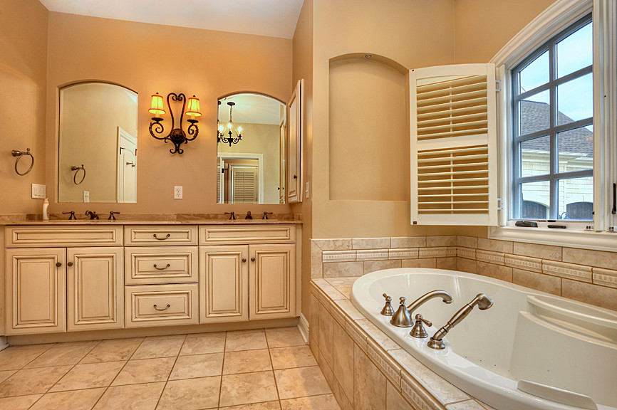 Stunning Lakefront home! Bay Village, OH Classique Salle de Bain