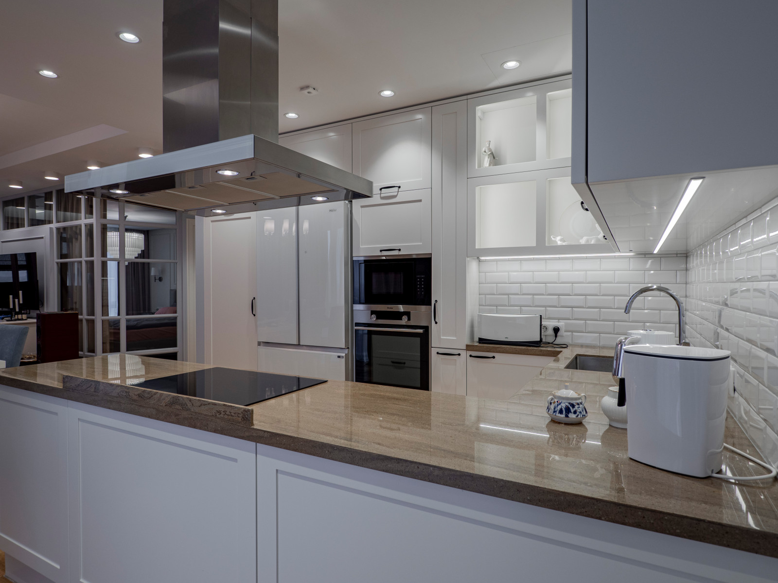 Стильная неоклассическая кухне в белом цвете