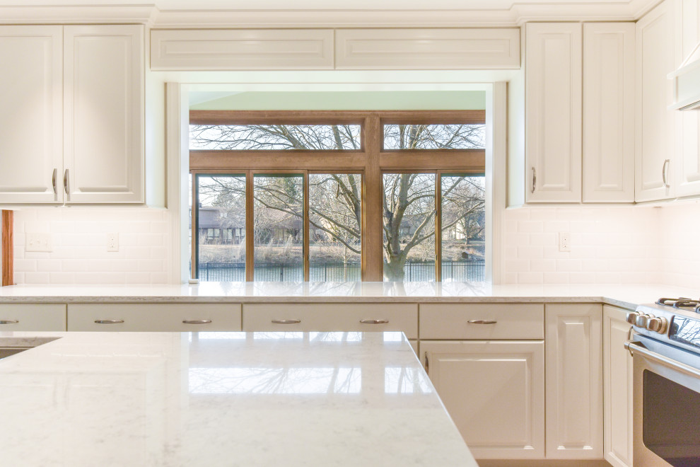 Cette image montre une salle à manger ouverte sur la cuisine minimaliste en bois de taille moyenne avec un sol en carrelage de porcelaine, un sol beige et un mur beige.