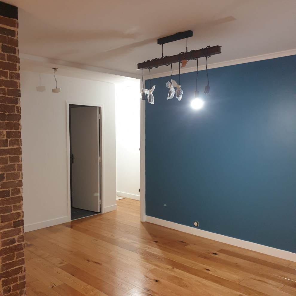 Foto på ett stort funkis allrum med öppen planlösning, med blå väggar och ljust trägolv