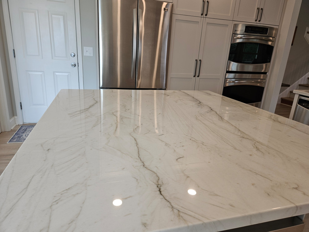 Eat-in kitchen - large transitional l-shaped eat-in kitchen idea in Nashville with shaker cabinets, quartz countertops and an island