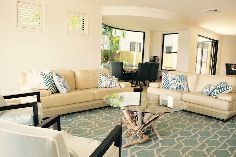 Beach style living room in Gold Coast - Tweed.