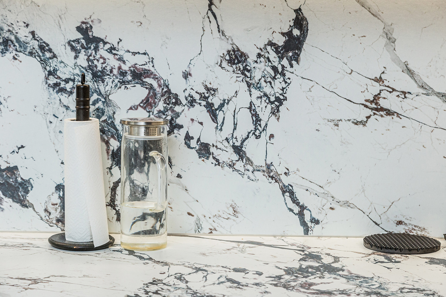 Матовая кухня с серыми и розовыми фасадами