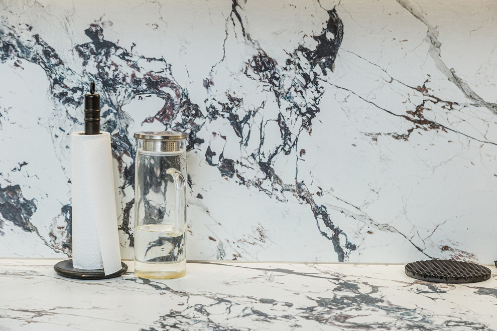 Матовая кухня с серыми и розовыми фасадами