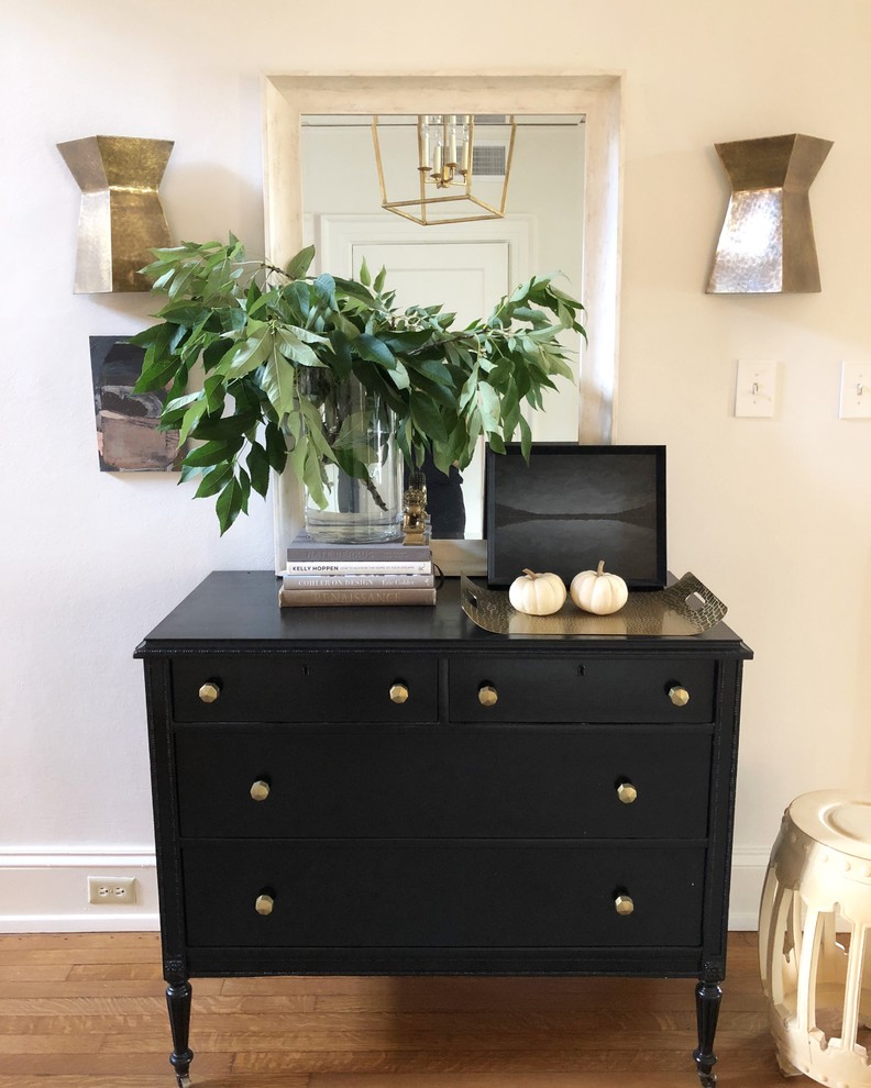 Entryway - entryway idea in Milwaukee