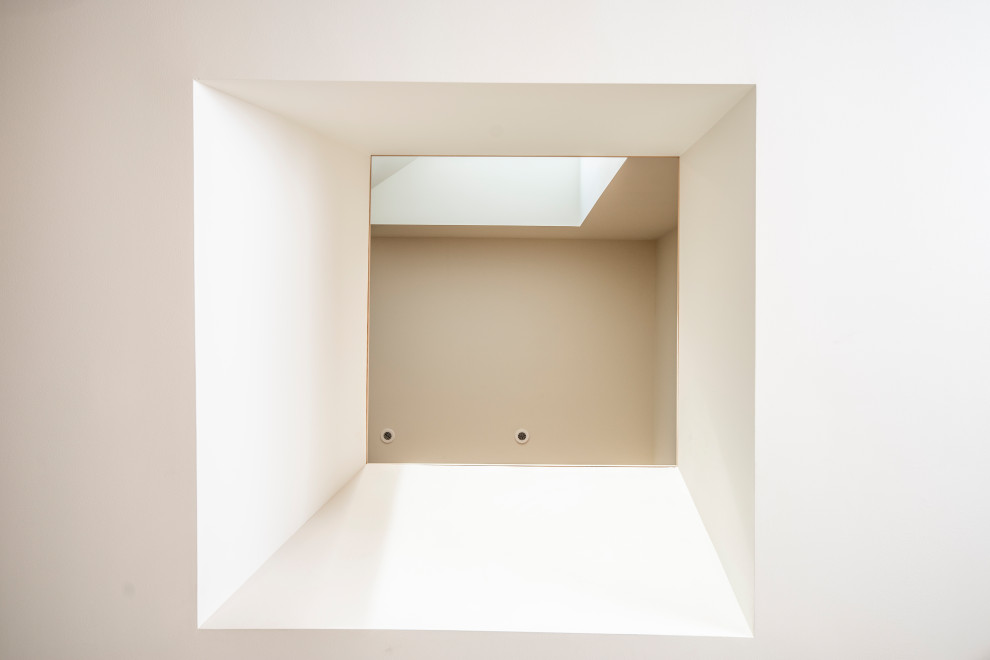 Esempio di un ingresso o corridoio design di medie dimensioni con pareti bianche, pavimento in marmo, pavimento grigio, soffitto a volta e pareti in legno