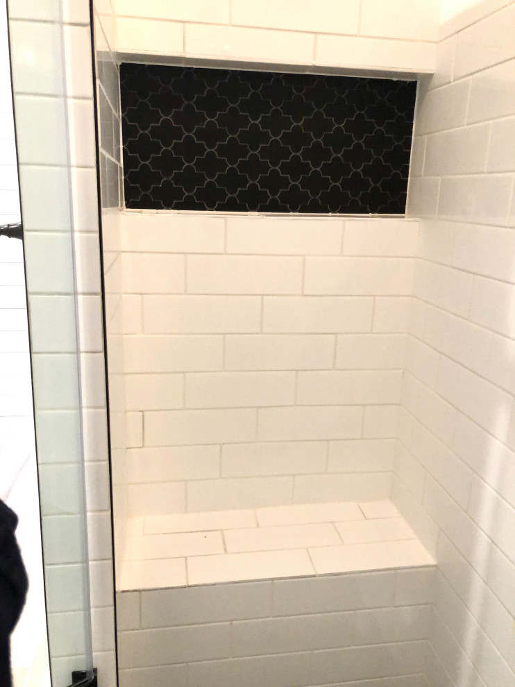 Idéer för stora lantliga grått en-suite badrum, med släta luckor, vita skåp, en hörndusch, en toalettstol med separat cisternkåpa, vit kakel, porslinskakel, vita väggar, klinkergolv i porslin, ett undermonterad handfat, bänkskiva i kvarts, grått golv och dusch med gångjärnsdörr