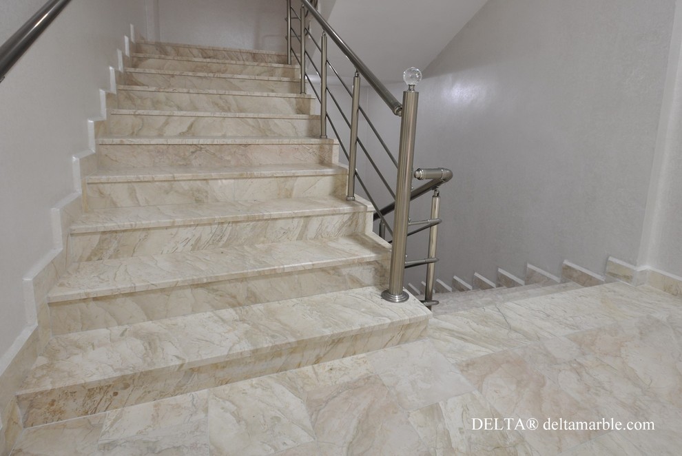 Exemple d'un escalier carrelé moderne en L avec des contremarches carrelées.