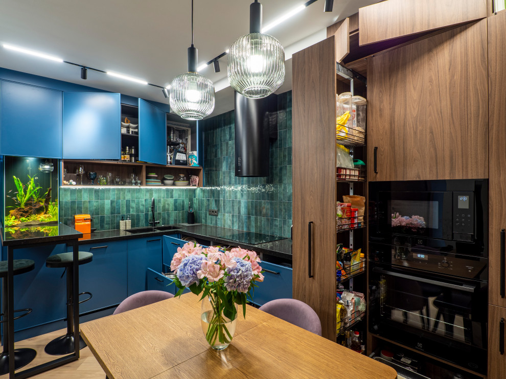 Кухня в современном стиле со встроенным аквариумом