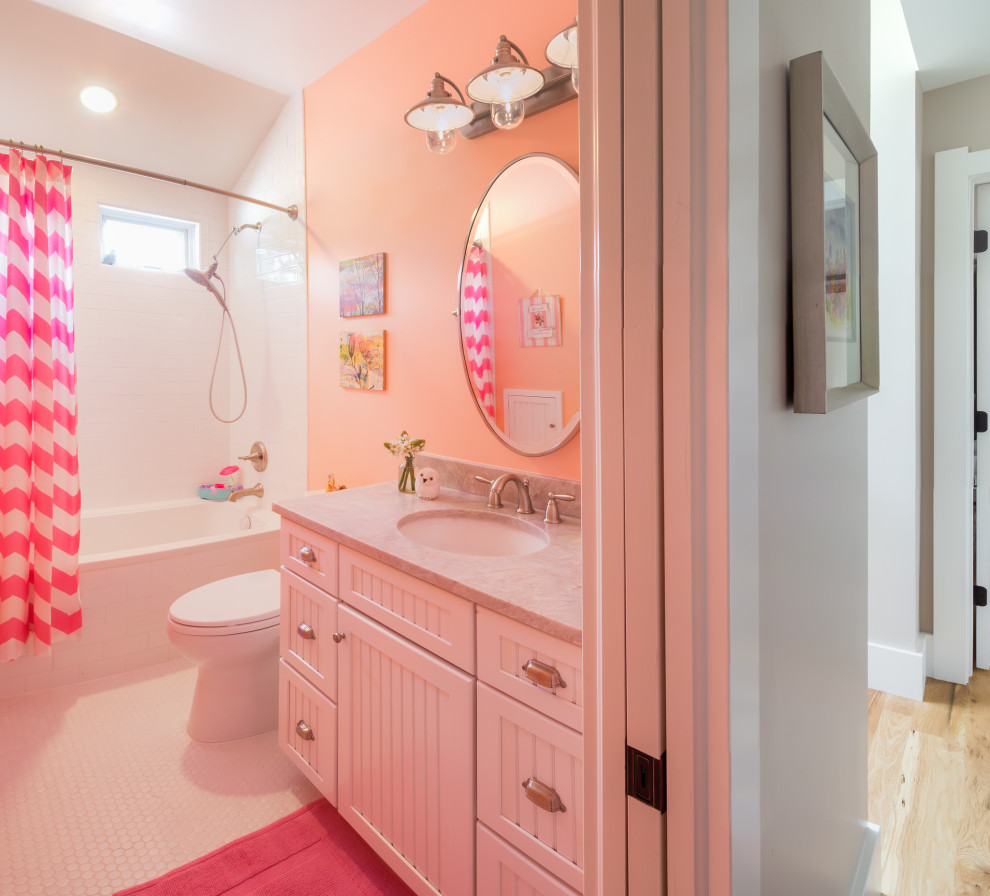 На фото: детская ванная комната среднего размера в стиле неоклассика (современная классика) с белыми фасадами, накладной ванной, душем над ванной, раздельным унитазом, белой плиткой, керамической плиткой, оранжевыми стенами, полом из керамической плитки, врезной раковиной, белым полом, шторкой для ванной, серой столешницей, тумбой под одну раковину и встроенной тумбой