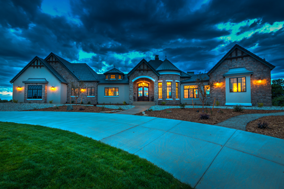 Example of a transitional home design design in Denver