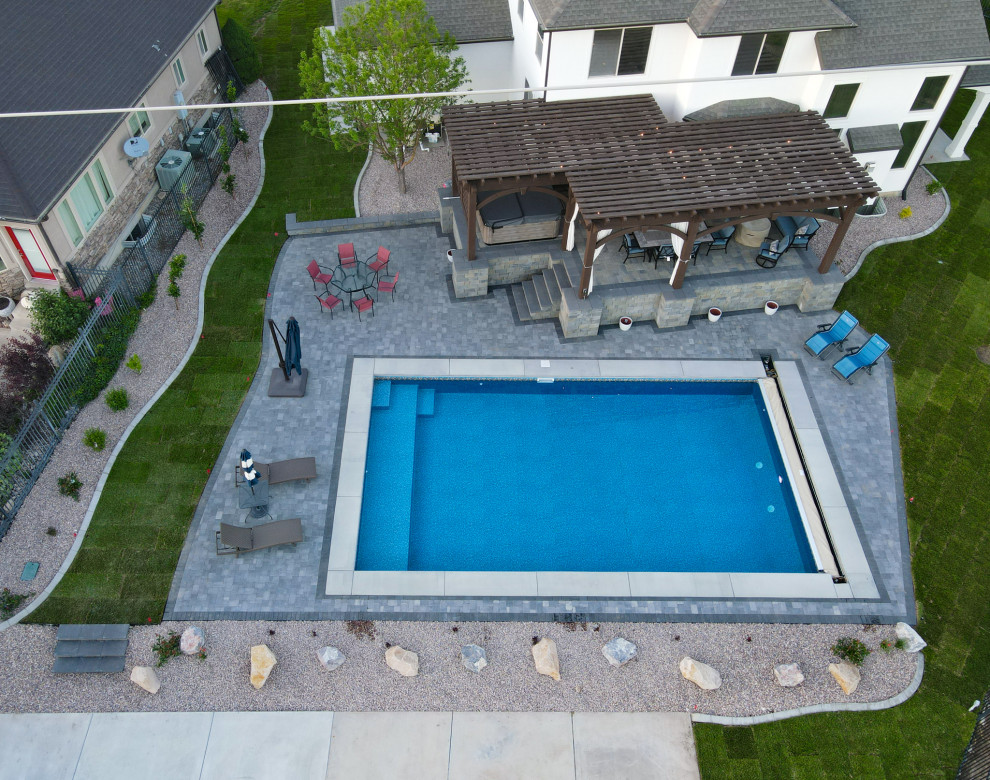 Exemple d'un piscine avec aménagement paysager arrière craftsman de taille moyenne et sur mesure avec des pavés en brique.