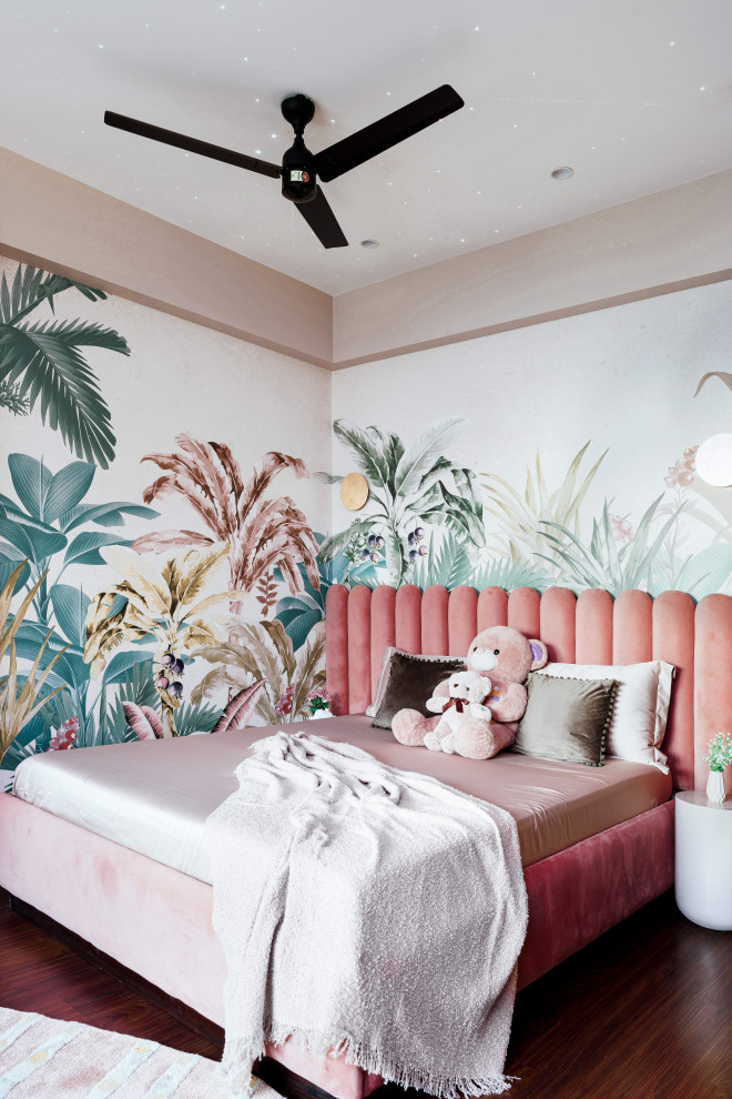 Mittelgroßes Shabby-Look Mädchenzimmer mit Arbeitsecke, rosa Wandfarbe, dunklem Holzboden, braunem Boden und Tapetenwänden in Mumbai
