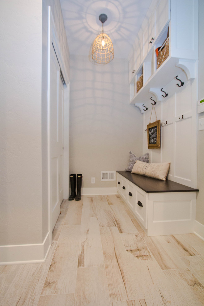Idee per un ingresso o corridoio con pareti beige, pavimento con piastrelle in ceramica, pavimento bianco e armadio