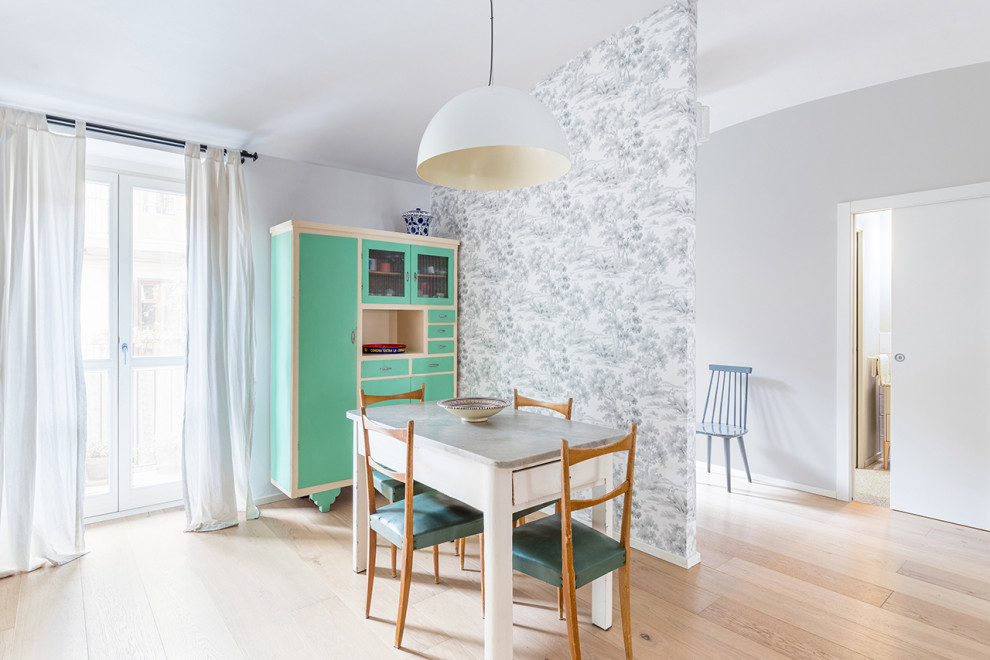 Immagine di una sala da pranzo aperta verso la cucina moderna di medie dimensioni con pareti grigie, parquet chiaro, pavimento marrone e carta da parati