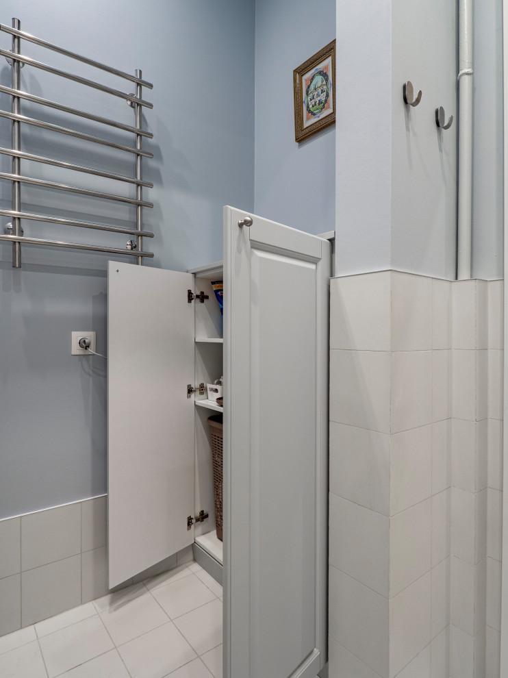 Меблировка прихожей и санузла в светло-мятном цвете