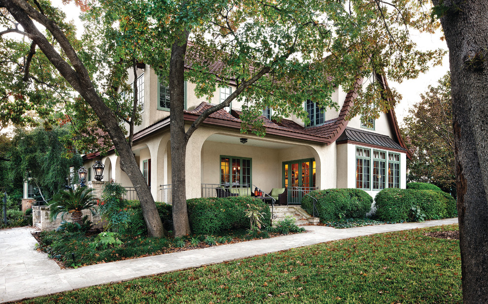 This is an example of a traditional two-storey exterior in Austin.