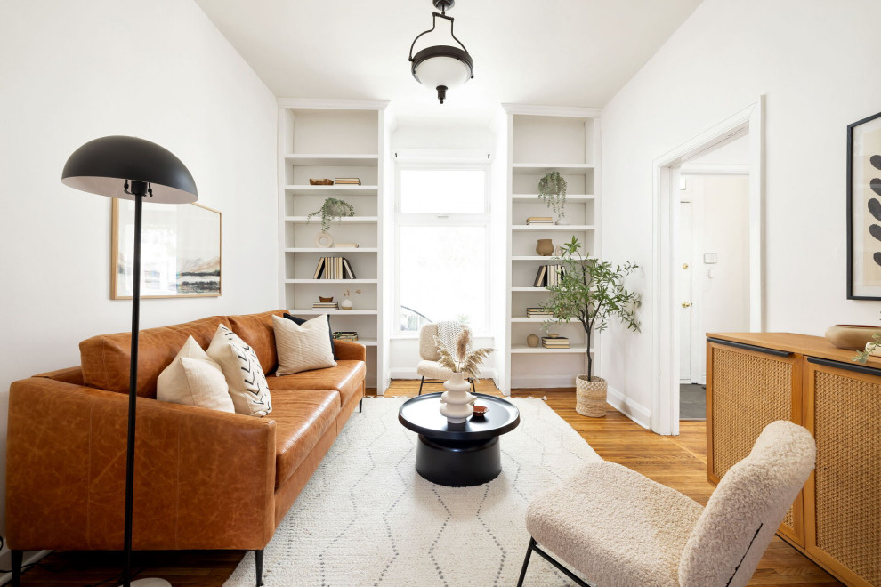 Стильный дизайн: маленькая изолированная гостиная комната в современном стиле с белыми стенами, светлым паркетным полом и коричневым полом без телевизора для на участке и в саду - последний тренд