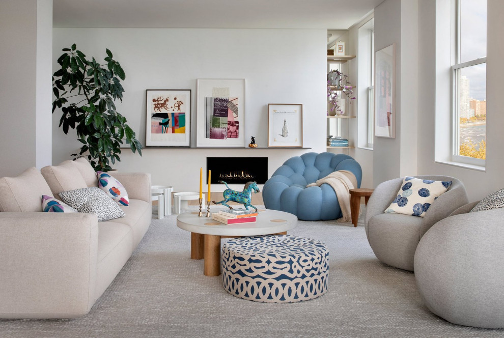 Ispirazione per un soggiorno minimalista di medie dimensioni e chiuso con sala formale, pareti bianche, camino classico, pavimento beige e parquet chiaro