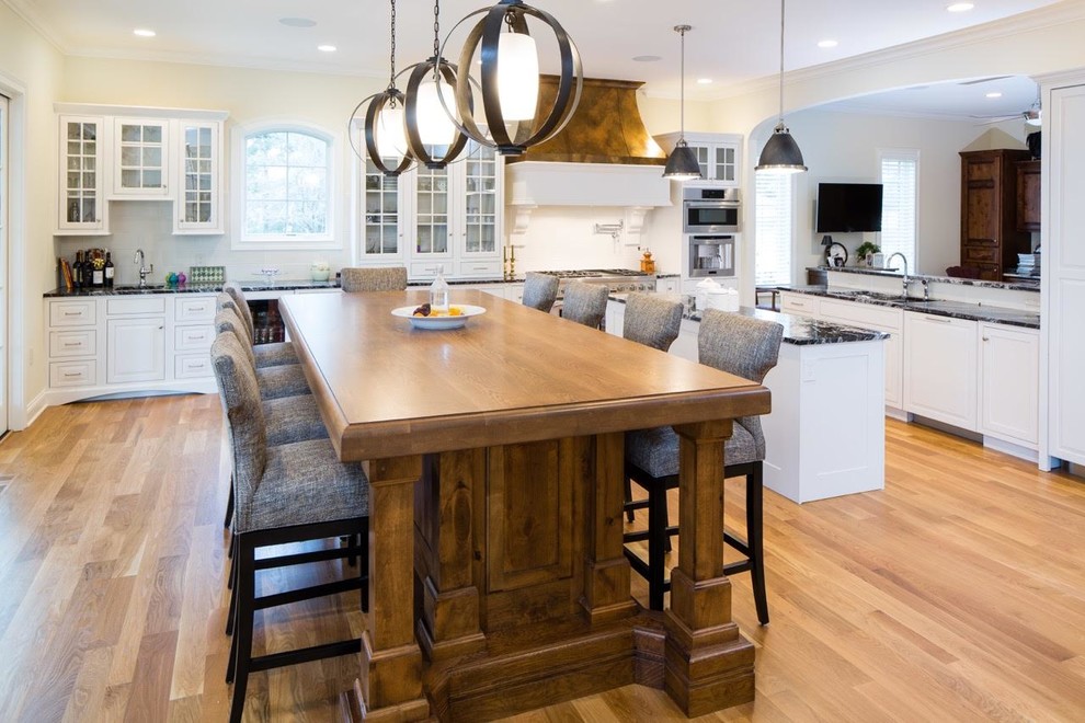 Transitional home design photo in Cincinnati