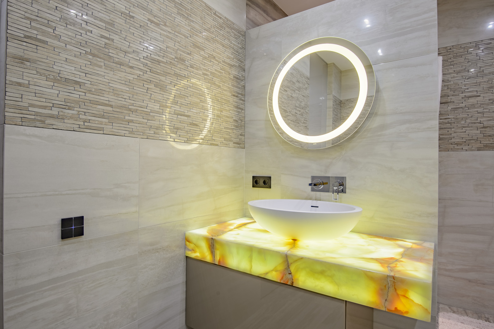 Сценарное освещение. Сенсорный выключатель Basalte Sentido. Подсветка оникса.