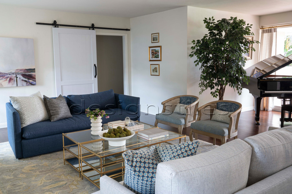 Example of a transitional home design design in Los Angeles