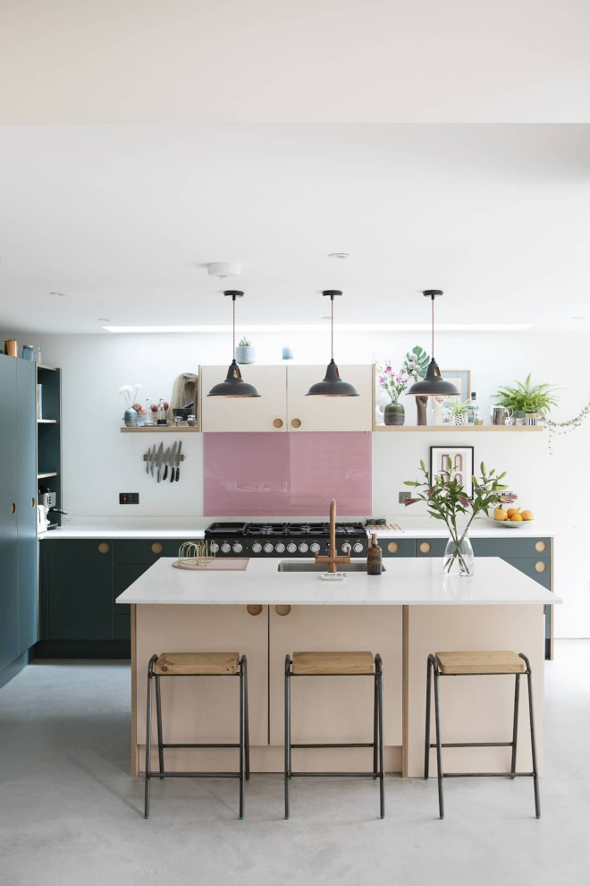 Inspiration för små moderna linjära vitt kök med öppen planlösning, med en undermonterad diskho, luckor med profilerade fronter, blå skåp, bänkskiva i kvartsit, rosa stänkskydd, stänkskydd i keramik, svarta vitvaror, klinkergolv i keramik, en köksö och grått golv