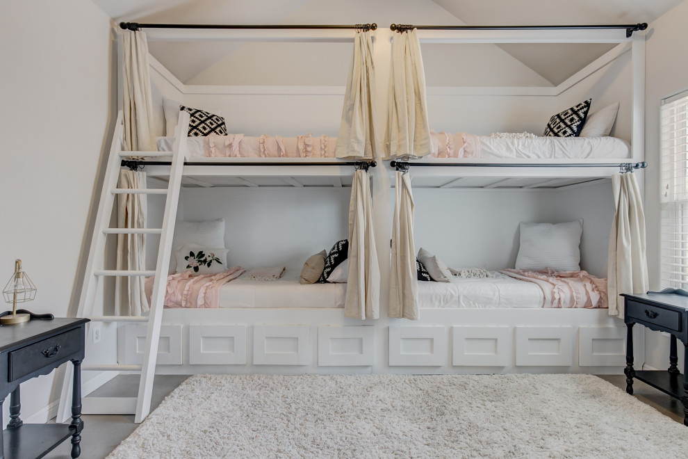 Стильный дизайн: гостевая спальня среднего размера, (комната для гостей) в стиле рустика с бетонным полом и серым полом - последний тренд