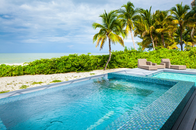 Historic Beach Revival maritimt-pool