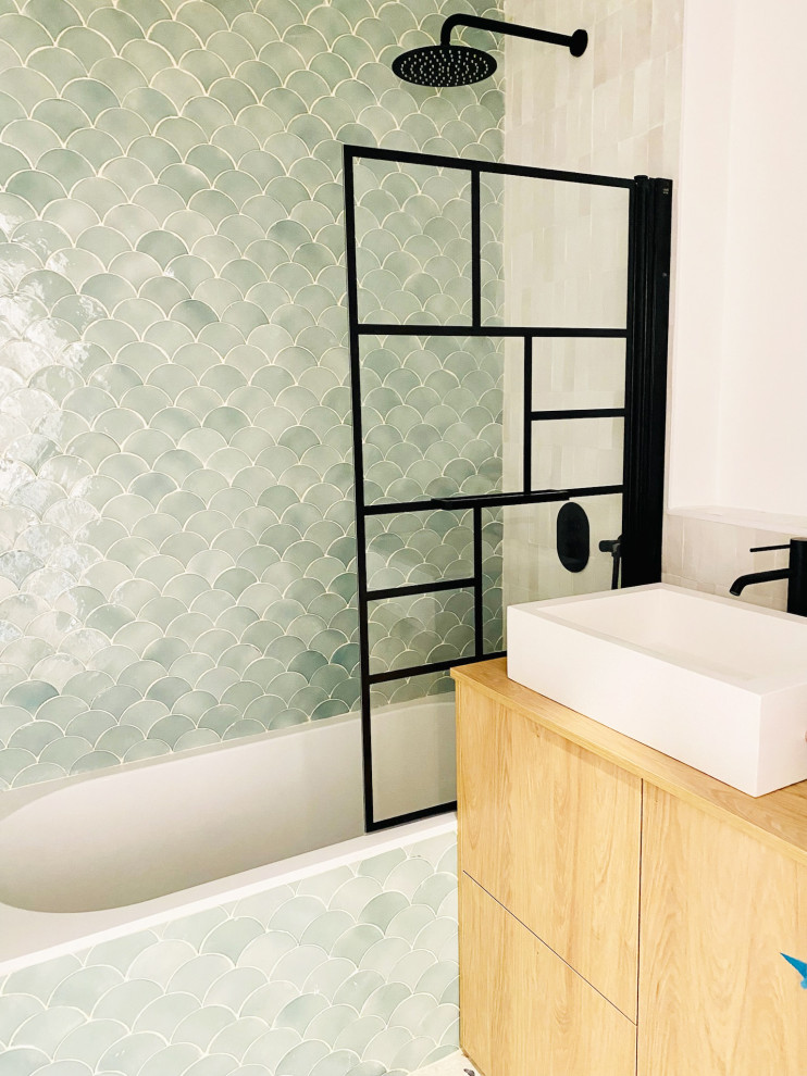 Idéer för ett mellanstort modernt brun en-suite badrum, med skåp i ljust trä, ett undermonterat badkar, en dusch/badkar-kombination, grön kakel, perrakottakakel, vita väggar, terrazzogolv, ett avlångt handfat, träbänkskiva, flerfärgat golv och med dusch som är öppen