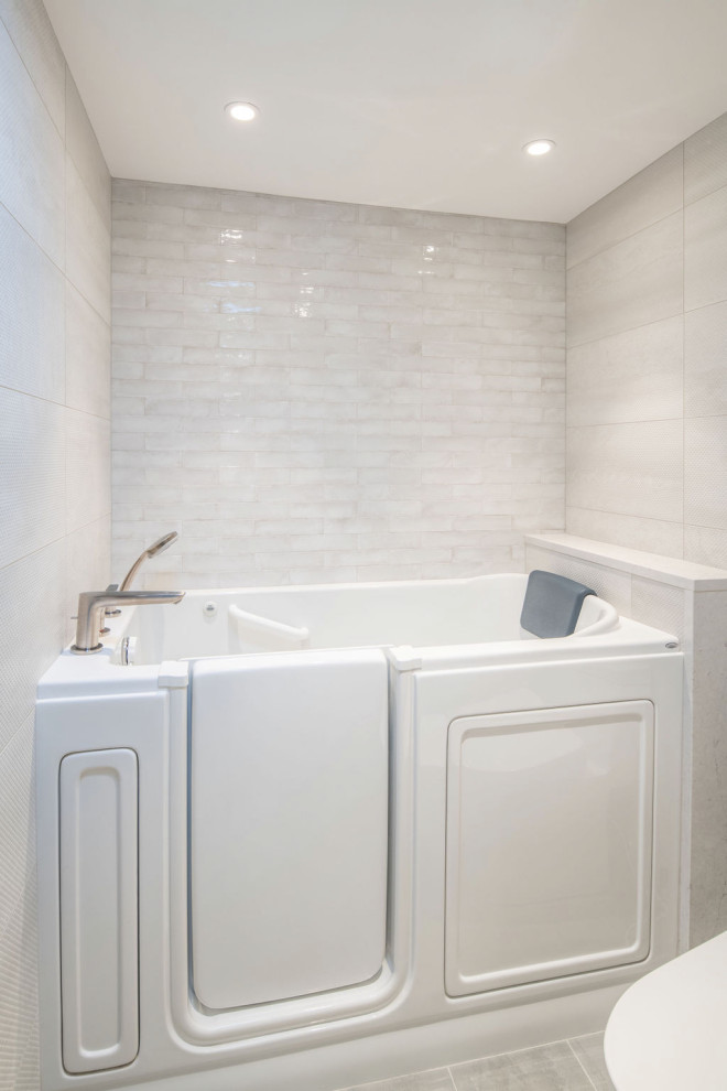Источник вдохновения для домашнего уюта: большая ванная комната в стиле неоклассика (современная классика)