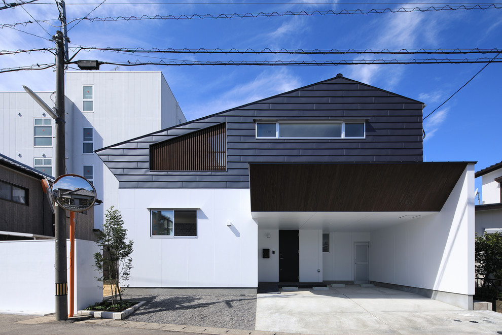 他の地域にある中くらいなコンテンポラリースタイルのおしゃれな家の外観 (メタルサイディング) の写真