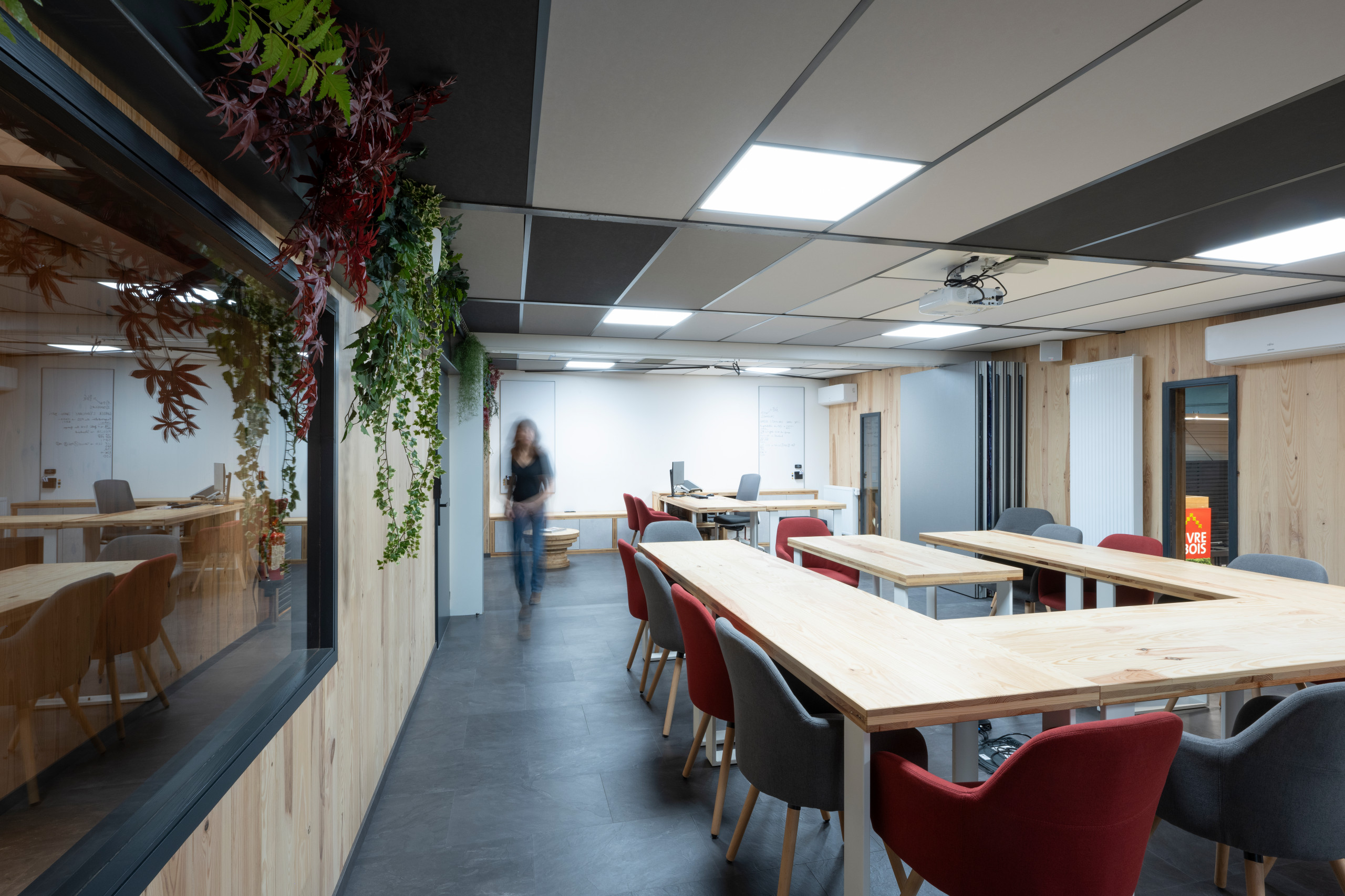 Inspiration for an industrial home office remodel in Grenoble