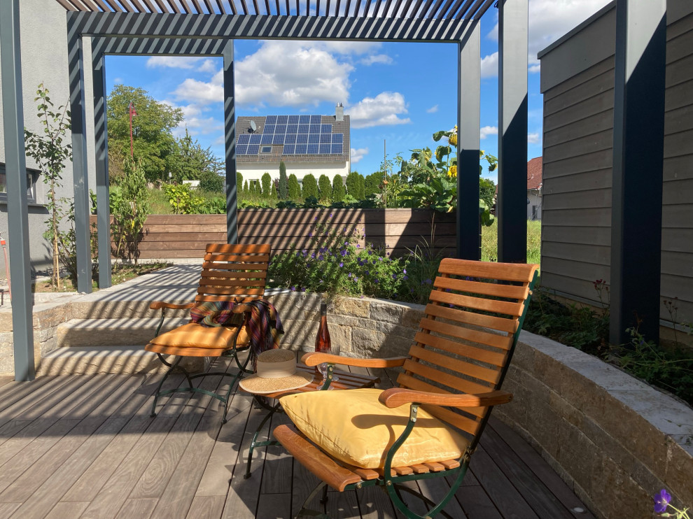 Geometrischer, Kleiner, Halbschattiger Moderner Garten im Sommer, neben dem Haus mit Pergola und Natursteinplatten in Stuttgart
