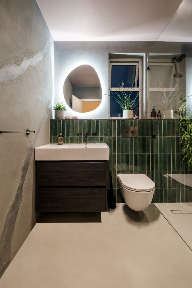 Пример оригинального дизайна: детская ванная комната среднего размера в современном стиле с плоскими фасадами, темными деревянными фасадами, открытым душем, унитазом-моноблоком, зеленой плиткой, керамогранитной плиткой, серыми стенами, накладной раковиной, бежевым полом, открытым душем, белой столешницей, акцентной стеной, тумбой под одну раковину и подвесной тумбой