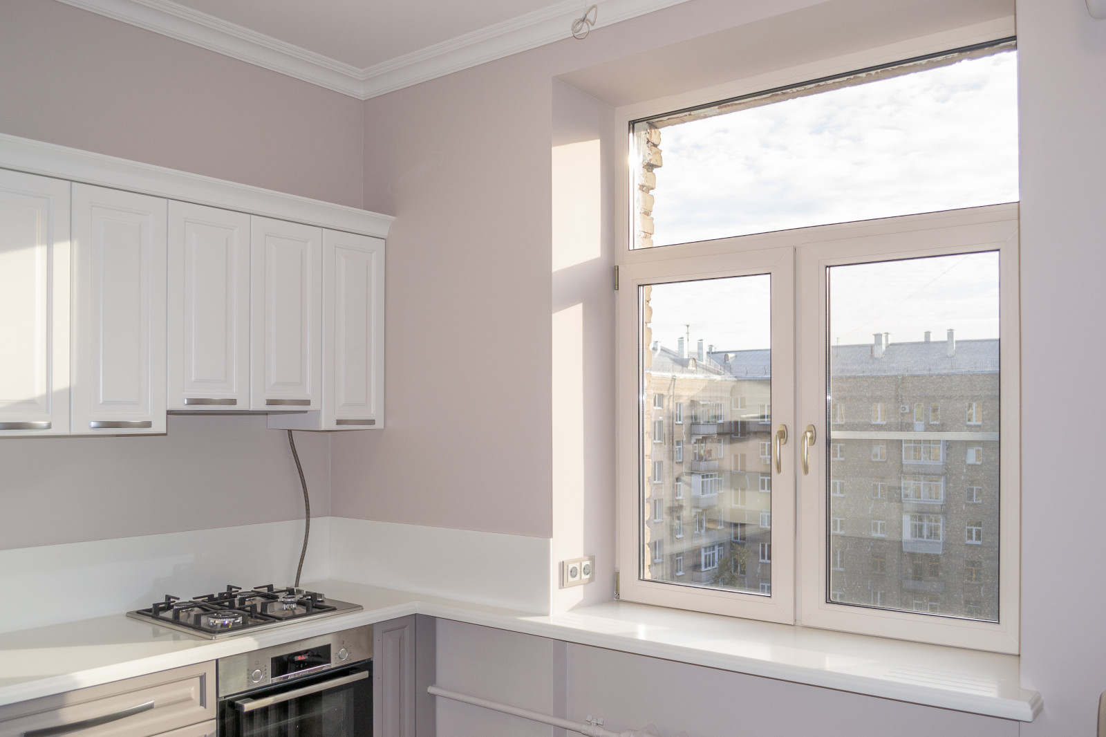 Окна из лиственницы, подоконники и столешница из искусственного камня