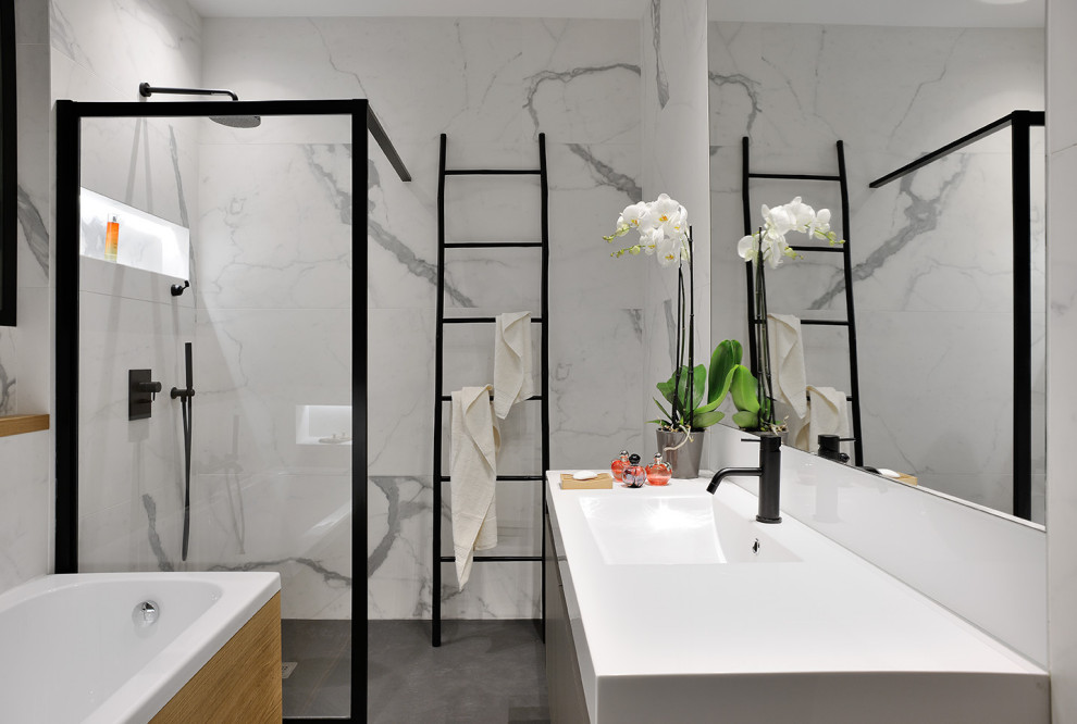 This is an example of a contemporary bathroom in Lyon.