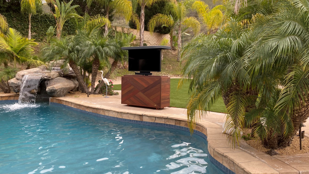 Esempio di una piscina fuori terra chic rettangolare di medie dimensioni e dietro casa con paesaggistica bordo piscina