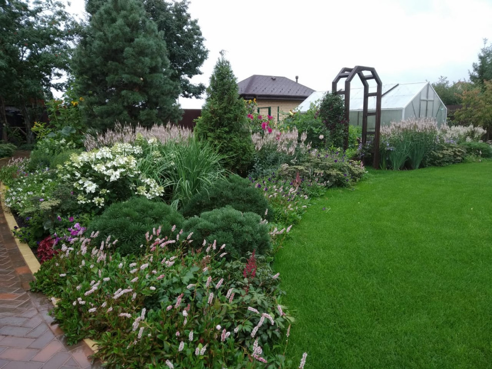 Сад в розовой дымке