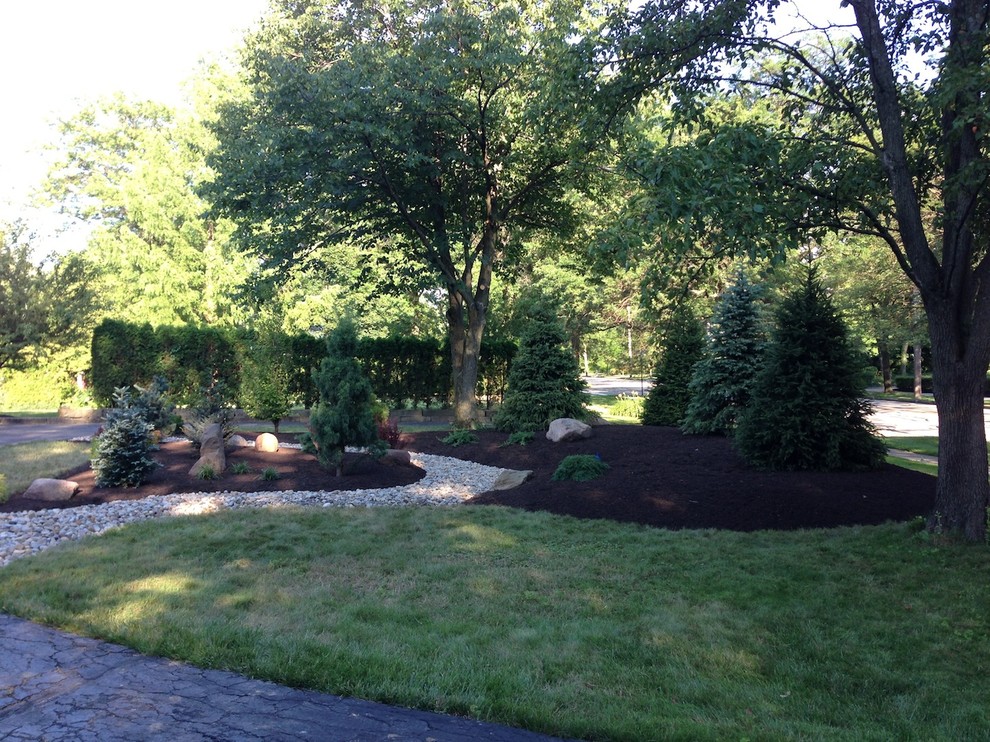 Inspiration for a traditional landscaping in Cleveland.