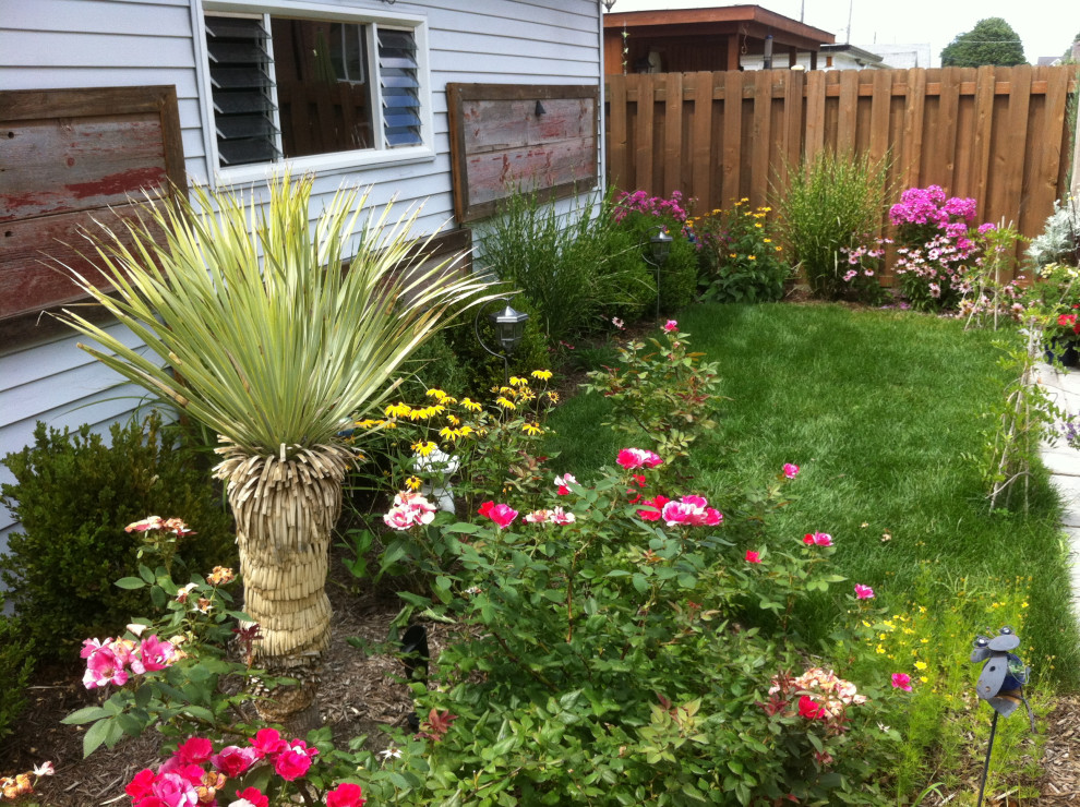 Design ideas for a small transitional full sun backyard wood fence landscaping in Dallas.
