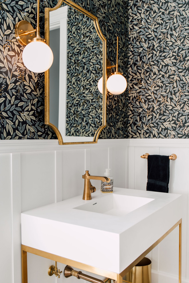 シアトルにある高級な中くらいなコンテンポラリースタイルのおしゃれなトイレ・洗面所 (分離型トイレ、マルチカラーの壁、淡色無垢フローリング、一体型シンク、ベージュの床、独立型洗面台、羽目板の壁) の写真