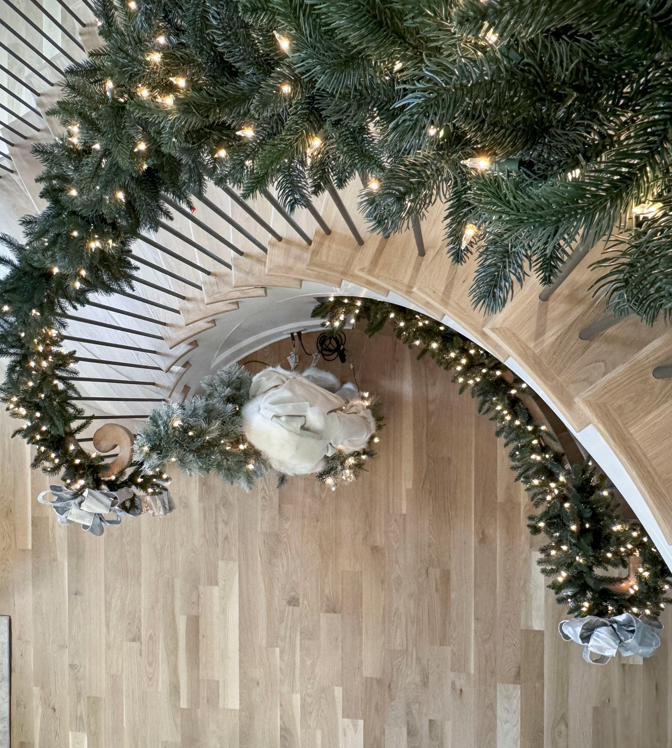 116_Elegant & Eye-catching Curved Staircase, Leesburg VA 20175