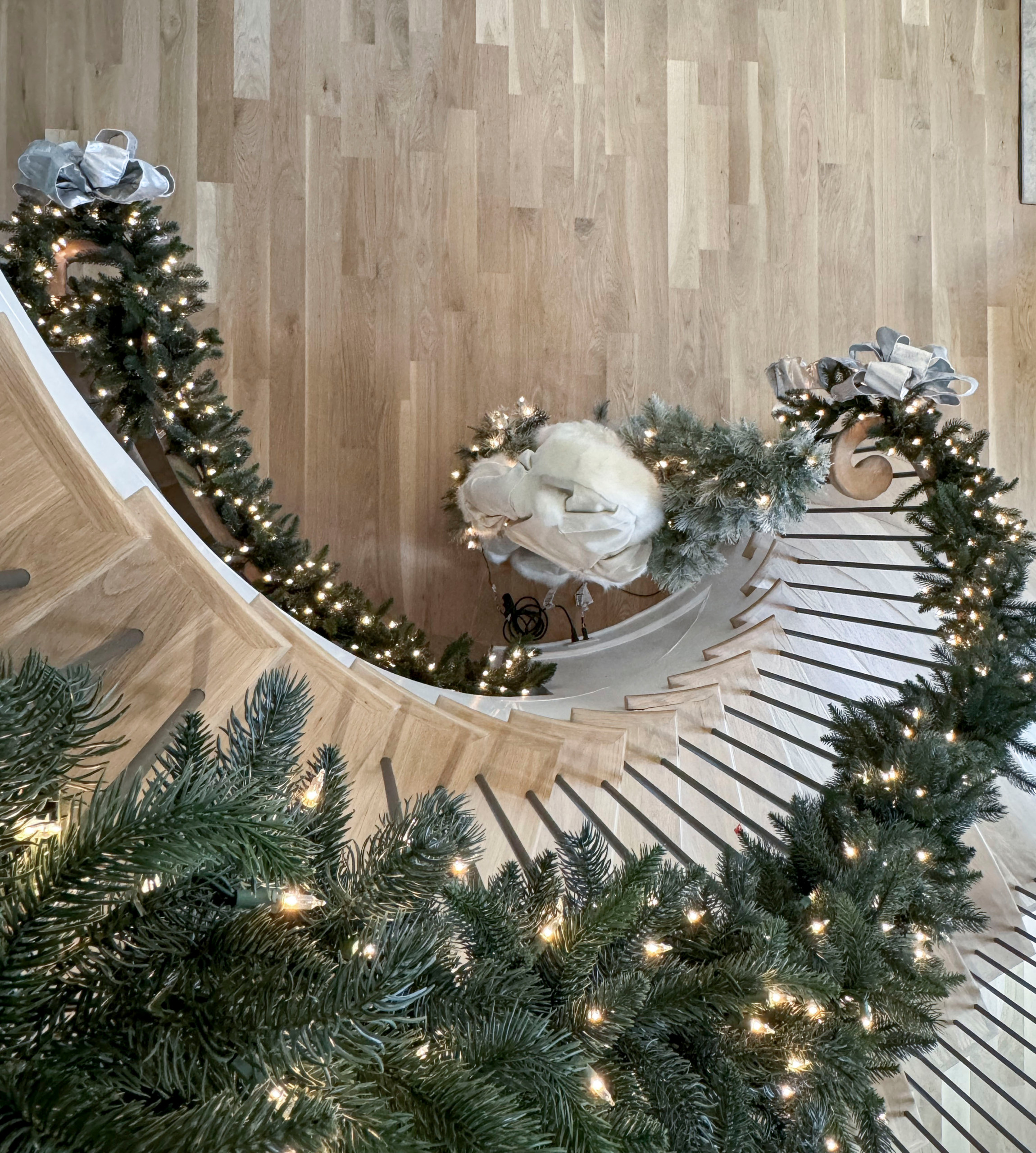 116_Elegant & Eye-catching Curved Staircase, Leesburg VA 20175